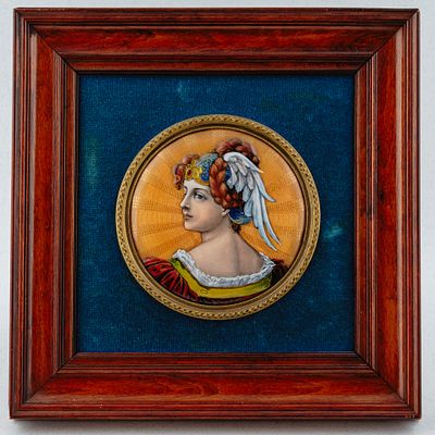 Женский портрет. Франция, нач. ХХ в. Медь, эмали. В оригинальной деревянной раме с фабричным 