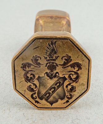 Печать с дворянским гербом. Пер. пол. XIX в. Латунь, литье, чеканка. Высота - 7,5 см.