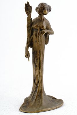 Миниатюрная статуэтка в стиле модерн. Франция. Кон. XIX - нач. ХХ века. Бронза. Высота - 10 см. 