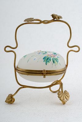 Шкатулка-яйцо. Россия, нач. ХХ в. Латунь, опаловое стекло. 11х5,8х12,2 см. Незначительная 