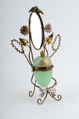 Шкатулка-яйцо с зеркалом. Россия, нач. ХХ в. Латунь, опаловое стекло. 11Х7,2х17,5 см. В хорошей 