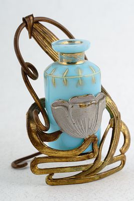 Парфюмерный флакон. Россия, нач. ХХ в. Латунь, стекло. 6х4,5х8,8 см. В хорошей сохранности. 