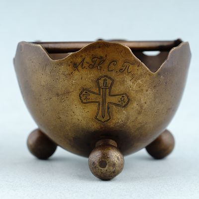 Пепельница с эмблемой Лейб-гвардии Семеновского полка. Россия, 1913. Латунь, патина. 8х8х6 см. 