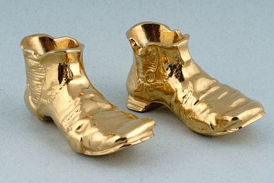 Пара миниатюрных бронзовых ботинок. Европа, сер. ХХ века. Бронза, золочение. 4х10х5 см. В 