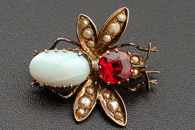 Брошь. Мушка. Россия. Кон. XIX - нач. ХХ в. Золото по реактиву, благородный опал, шпинель 