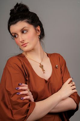 Колье в стиле ар-деко. Россия. Нач. ХХ в. Золото, демантоиды. Вес - 10,3 г. Футляр - кожа 