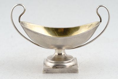 Лампадка (солонка) в виде античного сосуда - канфара. Россия, 1799 г. Серебро. 11,5х5х7,3 см. 