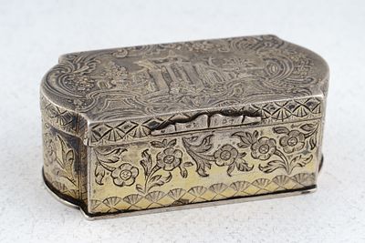 Табакерка. Россия, придворный мастер Пауль-Магнус Теннер, 1818. Серебро 84 пробы, чеканка. 8 