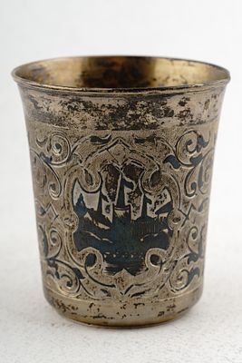 Рюмка с городскими пейзажами. Россия, Москва. XIX век. Серебро, гравировка, чернение 