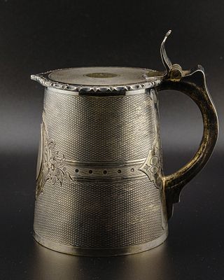 Кружка. Россия. 1871. Серебро, эмаль. Высота - 6 см. вес - 47 г. Футляр в подборе: 11,2х11,2х4,8 