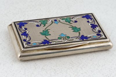 Таблетница. Россия. XIX век. Серебро, 84, гильош, выемчатая эмаль. 7,5х4,3х1,1 см. Вес - 65,3 