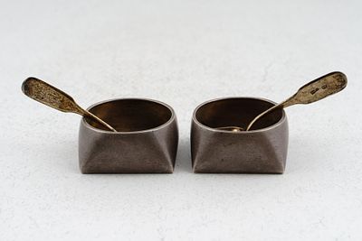 Парные солонки с ложечками. Россия, Хлебников. кон. XIX- нач. XIX в. Серебро. Ложки с 