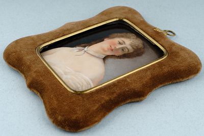 Фарфоровый пласт. Женский портрет. Кон. XIX-нач. XX вв. С сигнатурой автора. Фарфор, роспись. 