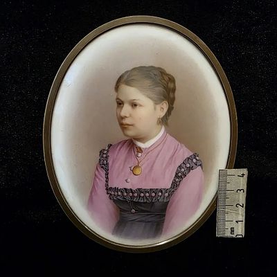 Живопись по фарфору. Женский портрет. Россия. Кон. XIX- нач. XX. Фарфор, роспись. Овал: 15&times;12 