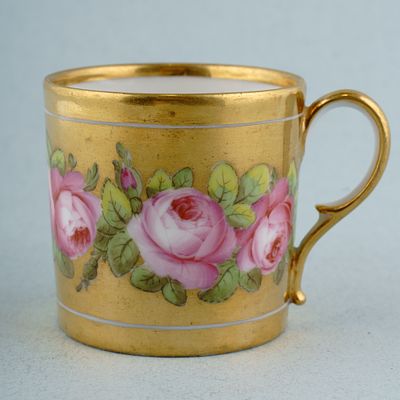 Кофейная чашка. Англия. Housel. XIX в. Фарфор, роспись, золочение. Выс. 6,3 см., диам. 6,4 см. 