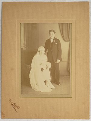 Фотография молодоженов. Нач. ХХ века. Паспарту. Photo Engel.
24х18 см. В хорошем состоянии. 
