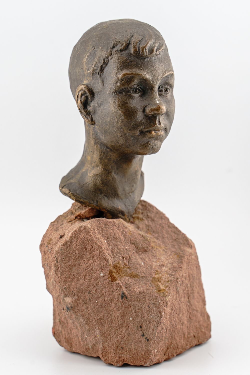 Голова мальчика. Скульптор А. В. Крыжановская. 1960-е. Работа опубликована в каталоге: 
Анна 