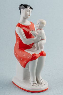 Скульптура “Ладушки”, СССР, ЛФЗ, 1950-1960-е гг. Фарфор, крытье, роспись. Высота - 13,5 см. 