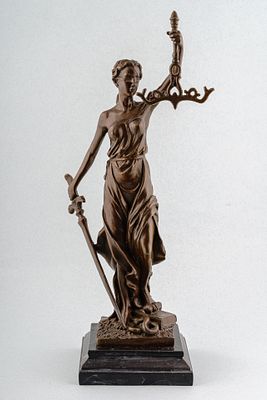 Скульптура Фемиды, богини правосудия. Европа, перв. пол. ХХ в. Бронза, литье, чеканка, патина 