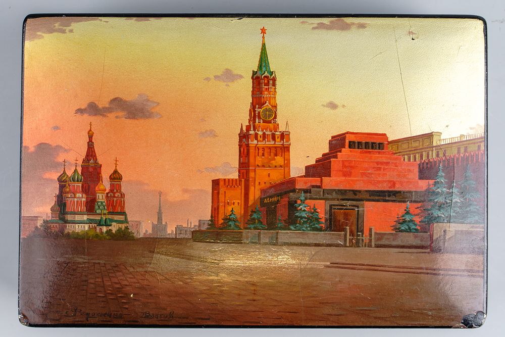 Шкатулка. Вид на Спасскую башню Кремля и Храм Василия Блаженного. Художник Власов. Федоскино. XX в.