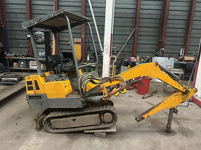 Takeuchi TB012. THIS IS AN OLDER TAKEUCHI TB015 1.5 TON MINI DIGGER... STILL GOING STRONG 