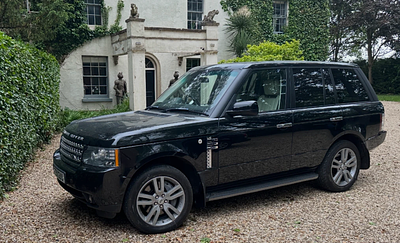 Range Rover Vogue 4.4 TDV8 Black/Ivory 
Presented in a superb colour combination - Santorini 