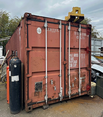 THIS 40-FOOT USED SHIPPING CONTAINER IS DESIGNED FOR MAXIMUM MATERIAL HANDLING WITH ITS HUGE 
