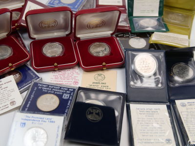 lot of 19 Israeli offical 850 silver coins, total weight: 273.6 grams. 19 offical 850 silver 