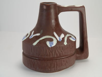 CERAMILAIN POT. חתום. ממוספר 940, מעט צ'יפים וכתמי צבע.