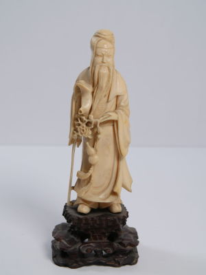 Chinese figurine made of ivory. 16 cm high and 20 cm with the base
