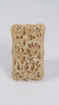 Ivory business card box. Old Chinese work with nice engravings. Measurements: 10X5cm