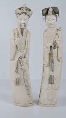 Two Chinese ivory statues in the form of nobles. 2 ivory figurines of Chinese nobles. Signed at 
