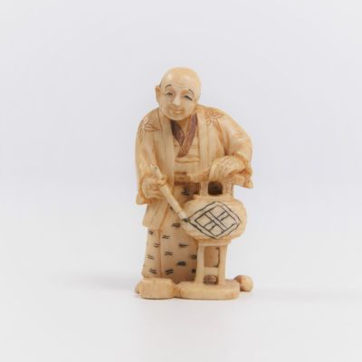 Ivory Netsuke . 5 cm, signed