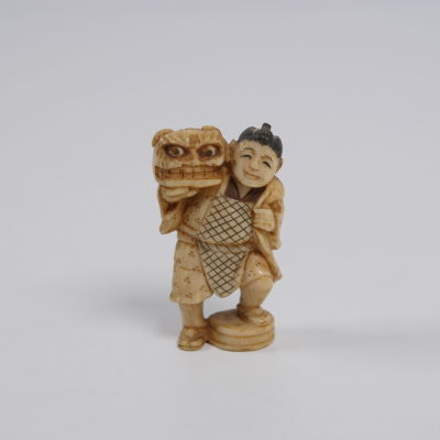 Ivory Netsuke . 5 cm, signed
