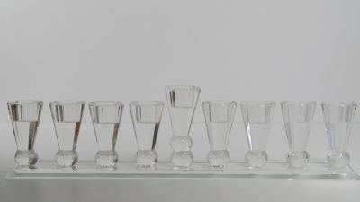 Crystal Hannukia. חנוכיה חדשה עשויה זכוכית קריסטל. מגיעה בקופסה מקורית. אורך: 39 ס"מ, גובה השמש: 