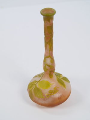 Galle Cameo vase for a single flower - signed. Height: 18cm. Green Cameo patterns on pink glass