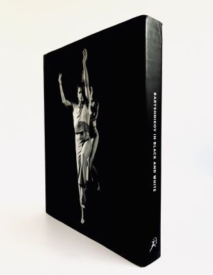 Baryshnikov in Black and White 
Bloomsbury, 2002. 
ספר צילומים יפה שסוקר, דרך צילום, את הקריירה 