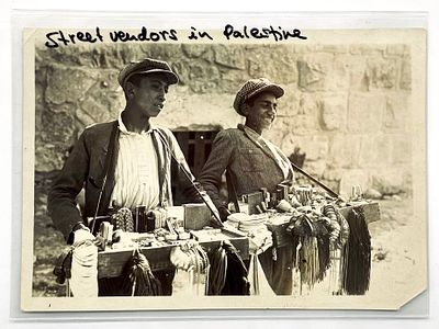 לקט תצלומים - פלשתינה, תחילת המאה העשרים. 1. מוכרי רחוב. 
2. הרבי הראשי של שכונת הבוכרים מברך 