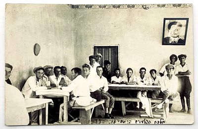 לקט תצלומים - תנועות נוער - פלשתינה, תחילת המאה העשרים. 12 תצלומים ובהן מצולמים חברי תנועות 