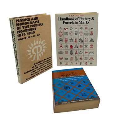שלושה מדריכים לחותמות בקרמיקה, אחד מהם של התנועה המודרנית. 1. A Dictionary of Marks Ceramic 