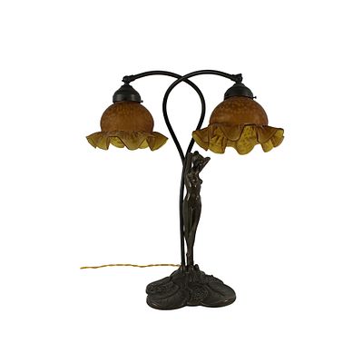 LAMPADA DA TAVOLO - LAMPADA DA TAVOLO in bronzo brunito a due luci raffigurante nudo di donna con 