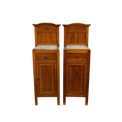 COPPIA COMODINI - COPPIA COMODINI in legno di noce con tarsie in varie essenze con sportello parte 