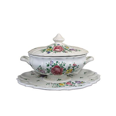 ZUPPIERA CON VASSOIO - ZUPPIERA CON VASSOIO in maiolica policroma dipinta a motivi floreali, lieve 