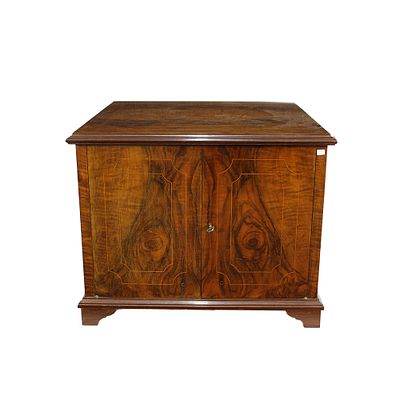 CURIOSA CASSAPANCA - CURIOSA CASSAPANCA in radica di noce perfilata in bosso a 2 sportelli Sicilia 