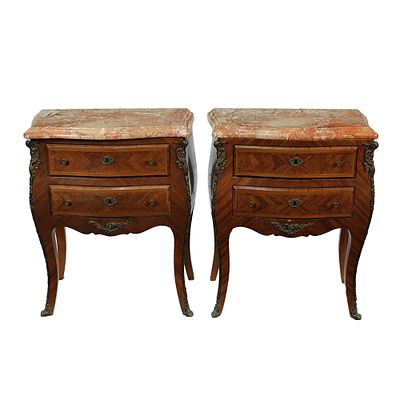 COPPIA DI COMODINI DI GUSTO LUIGI XV - COPPIA DI COMODINI DI GUSTO LUIGI XV in palissandro a 2 