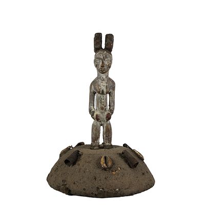 SCULTURA CON BASE A COPRICAPO - SCULTURA CON BASE A COPRICAPO in legno vimini e conchiglie. 