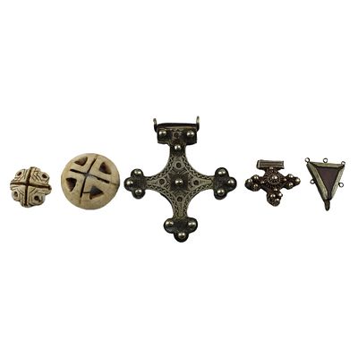 LOTTO OGGETTI VARI - LOTTO DI 3 pendenti e 2 conchiglie scavate di cui una croce boghdad in 