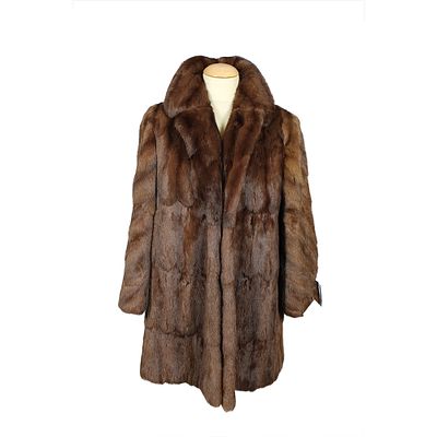 PELLICCIA DI VISONE - PELLICCIA DI VISONE marrone rossiccio, modello lineare con collo morbido 