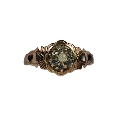 ANELLO - ANELLO in oro basso titolo. Montatura traforata e incisa a motivi floreali arricchito da 