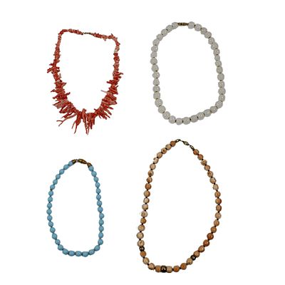 GRUPPO DI 4 COLLANE VINTAGE - GRUPPO DI 4 COLLANE VINTAGE con chiusure metalliche dorate . Italia 